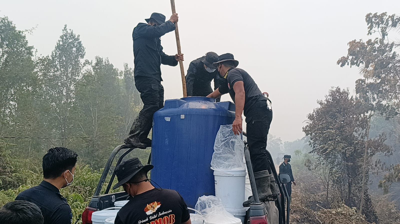 Polda Kalteng Optimalkan Serbuk Tepung Singkong “Hertindo AF31”, Untuk Padamkan Bara di Lahan Gambut